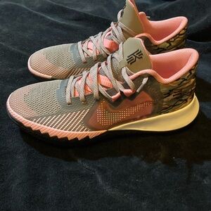 Nike Kyrie Irving Flytrap V Moon Fossil Pink Gaze 2022